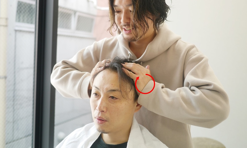 硬い頭皮は薄毛の前触れ プロが教えるカンタン柔らか頭皮マッサージ３選 Vitabridc12 Hair