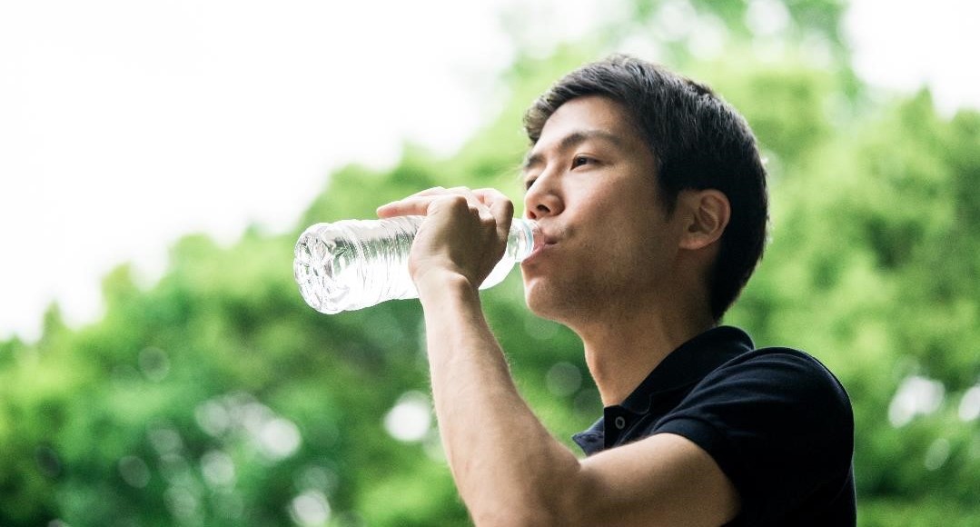 水を飲む男性