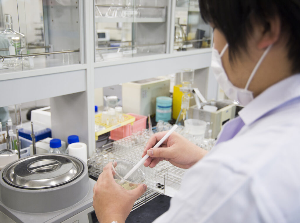 品質管理と成分分析の取り組みを示す研究室の写真"