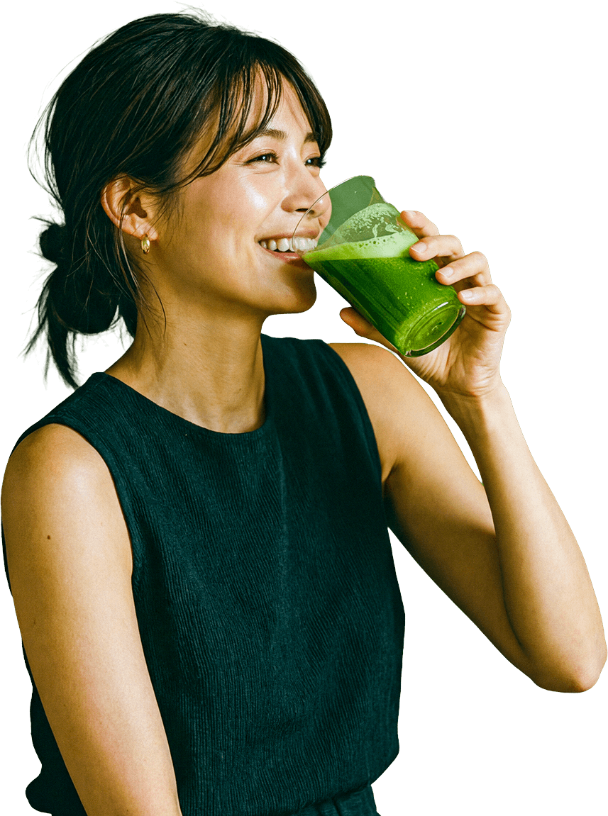 青汁を飲む女性