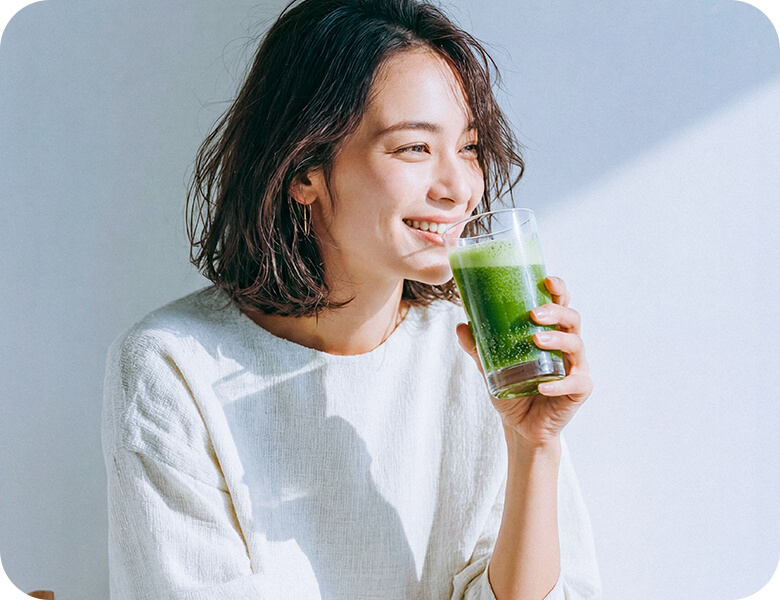 青汁を飲む女性