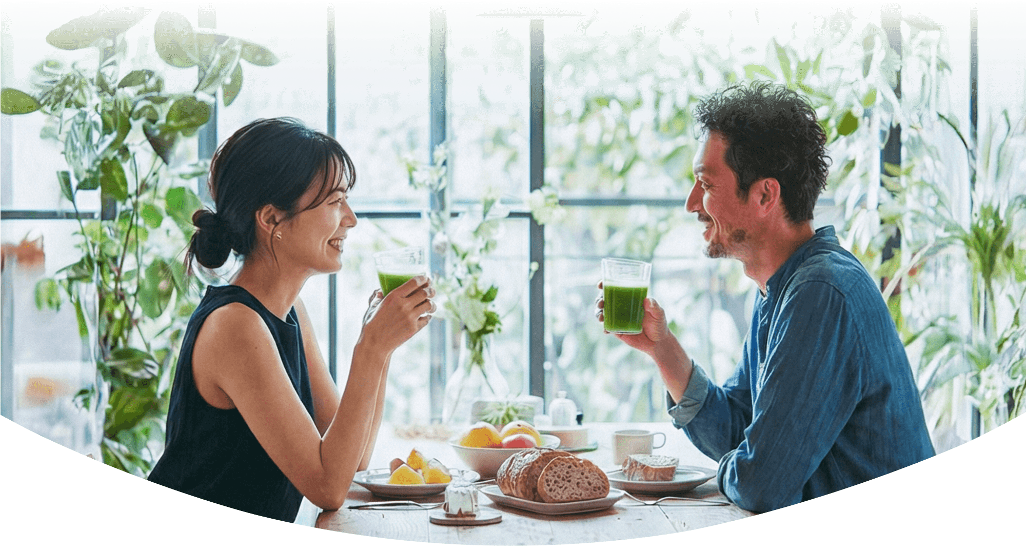 青汁を飲みながら談笑する二人