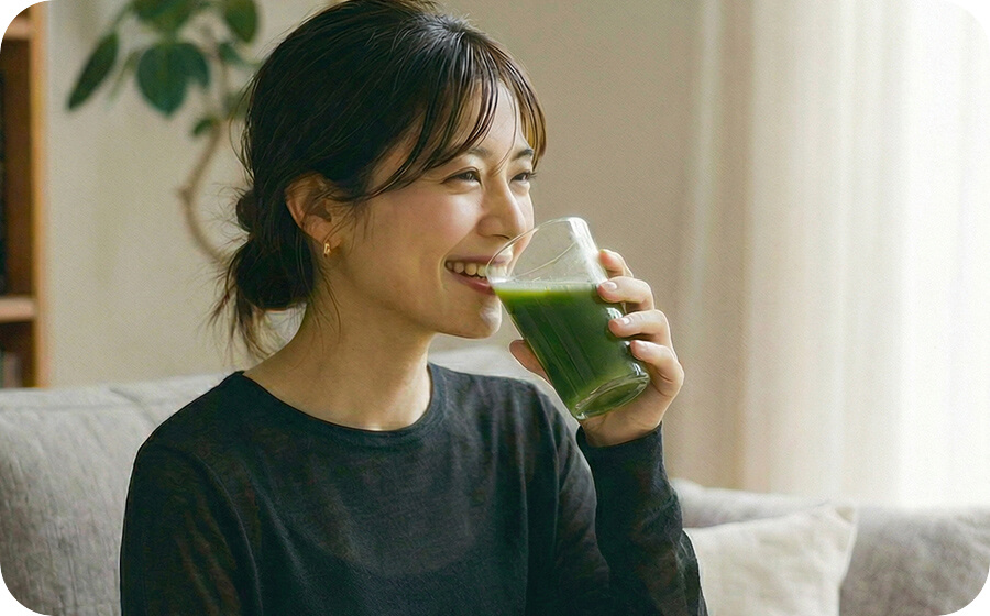 青汁を飲んでる女性