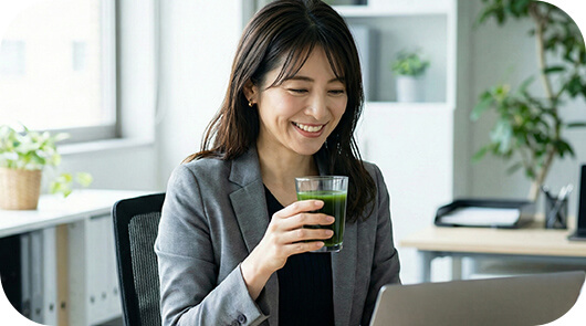 午後に青汁を飲む女性