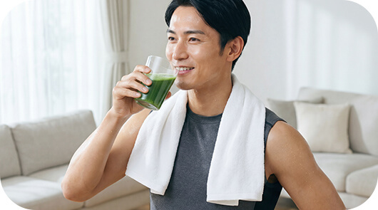 運動後に青汁を飲む男性