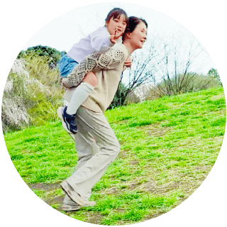 子供をだっこしてる村木さん
